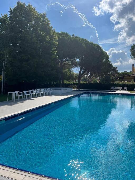 Villa A Due Piani Con Giardino E Piscina *
